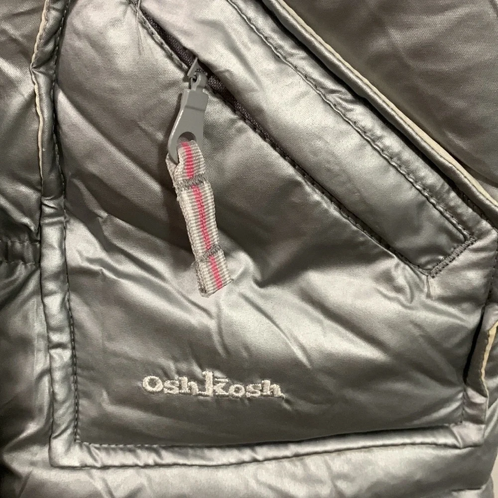 OshKosh Kid’s Puffer Vest Size 4T in silver, girls or boys, very good condition